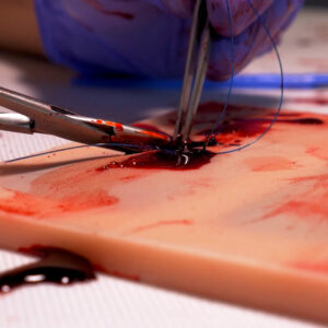krwawiąca rana, nauka szycia chirurgicznego